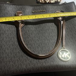 Like New Michael Kors Hope Large Logo Satchel Purse