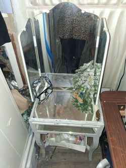 Small vanity table w mirror