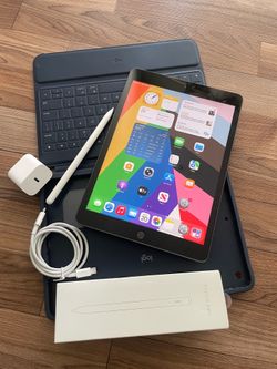 Apple iPad 8th Generation 32GB (Latest iOS 26) Logitech Keyboard case , Pencil & charger