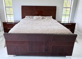 Juego de cuarto queen italiano — cama, 2 mesitas y cómoda