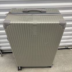 hardshell spinner suitcase 28”