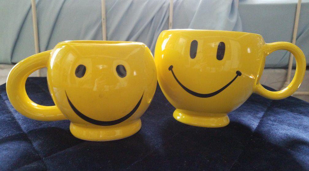 Two smiley faces mugs