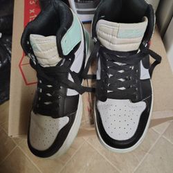 Womens Nike Size 6.5
