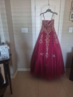 Beautiful maroon Evening Gown, size medium