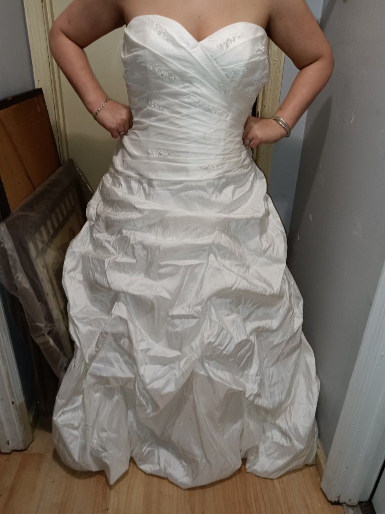 Gorgeous White Ball gown Style Wedding Dress With Silver Embroidery On Fitted Heart Shape Top ,1Owner Ex Cond