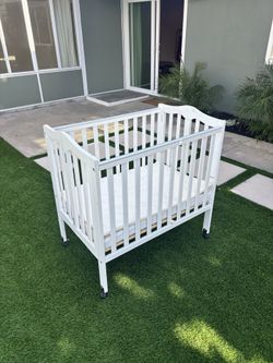 Mini Crib on Wheels + Mattress – White – Great Condition