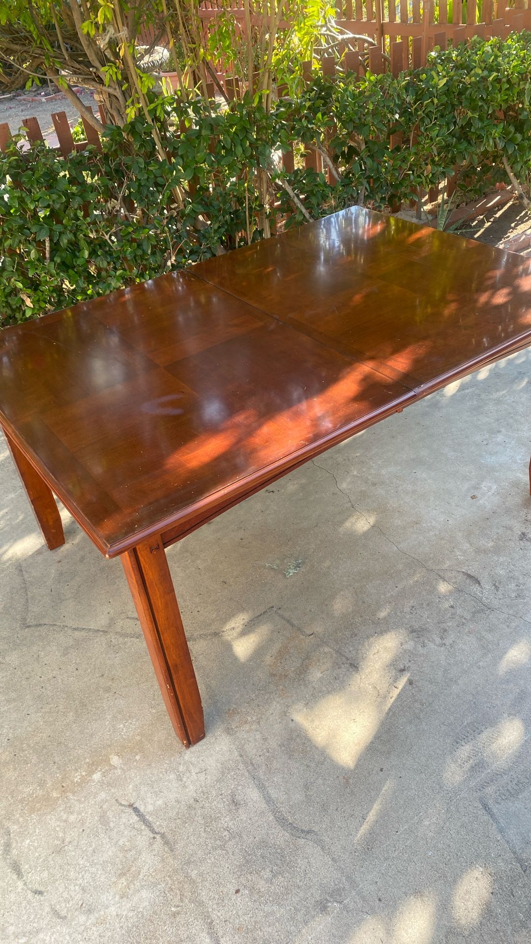 Free Table Monrovia 