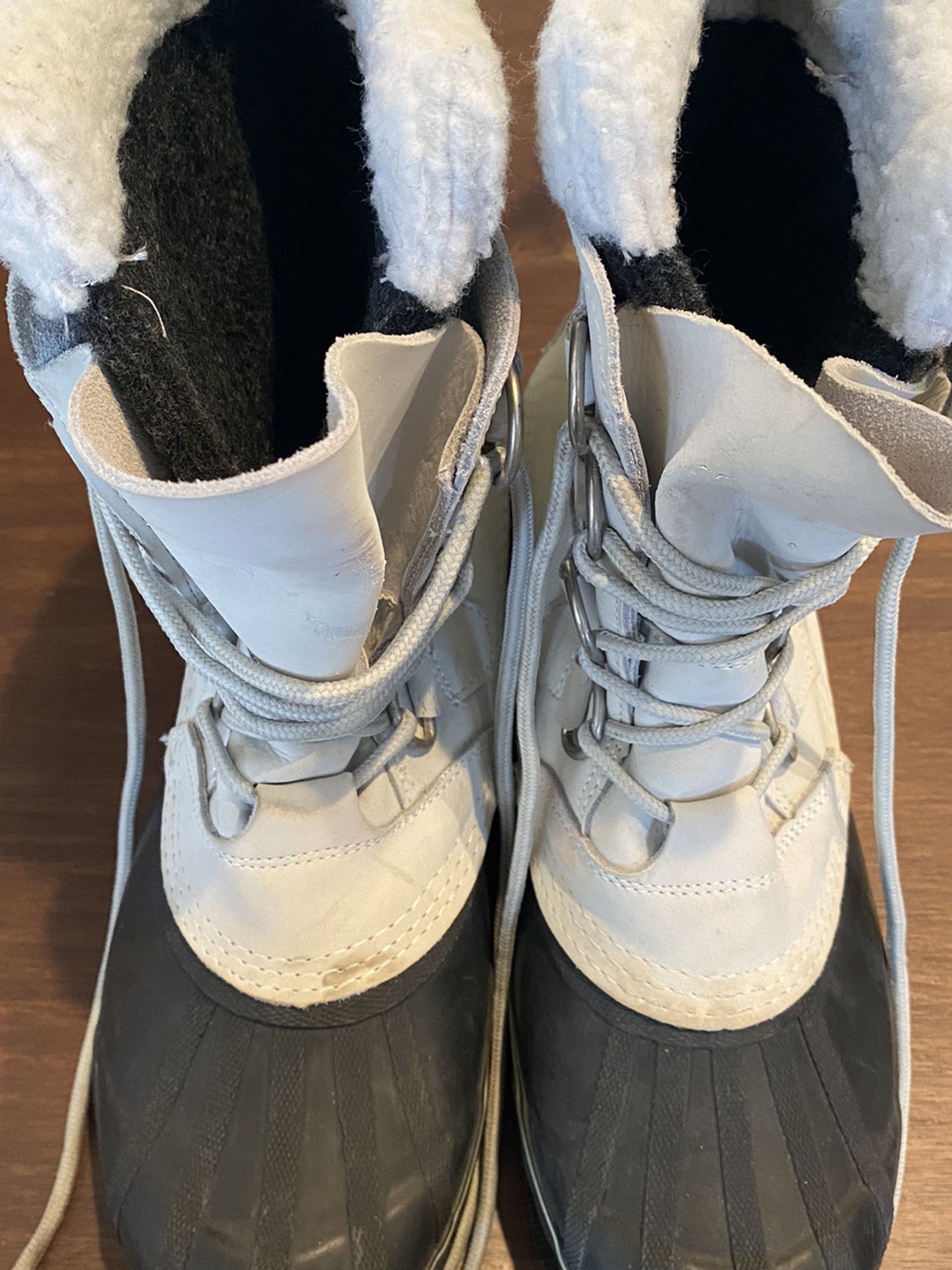 Woman’s Snow Boots Size 9