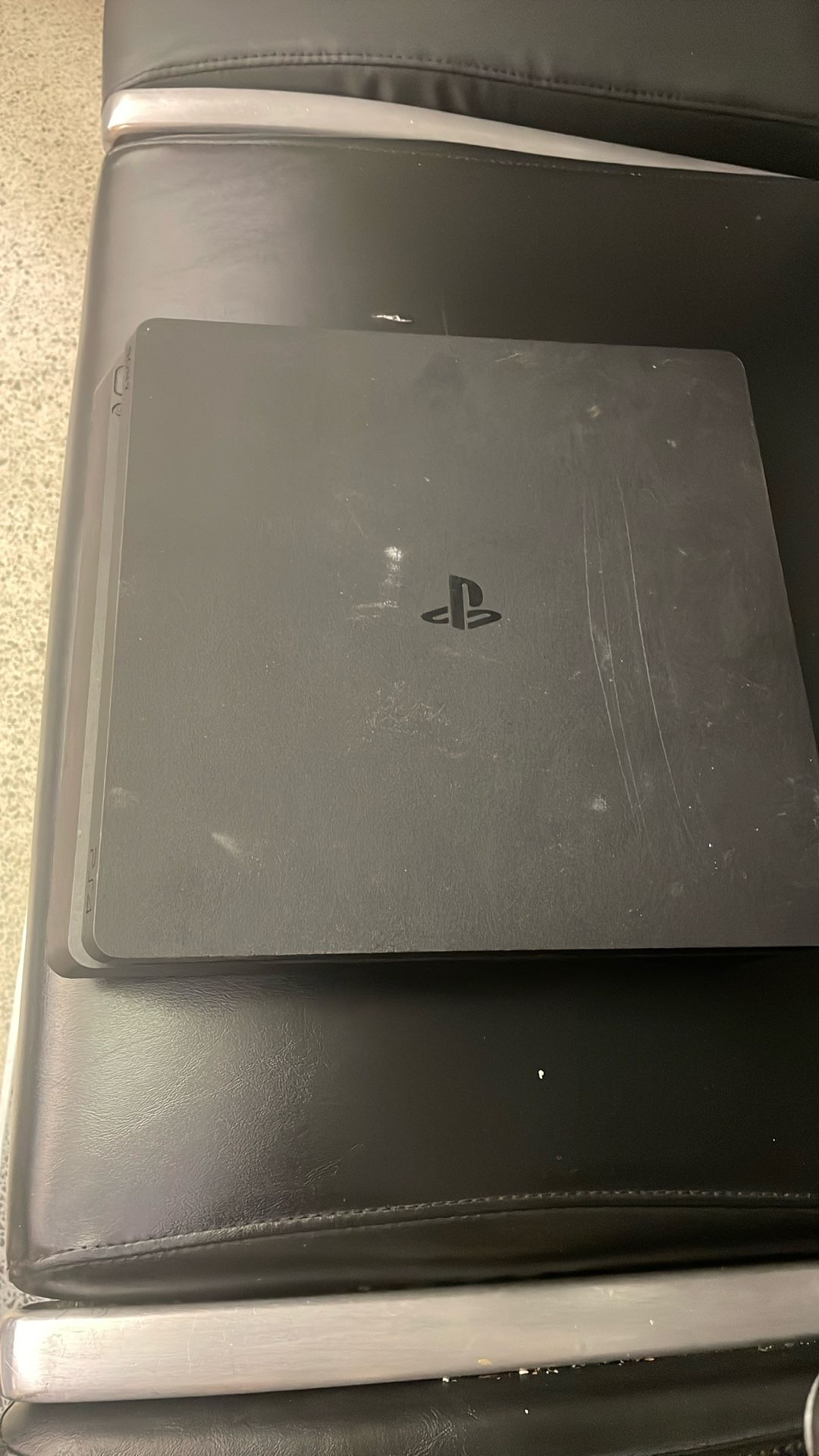 PS4 Slim comes with 2 controllers