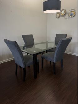 Kane’s Furniture 6FT Glass Dining Table Set w/ 4 Chairs – Excellent Condition