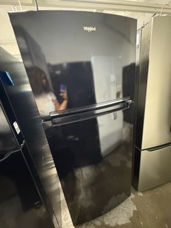 Whirlpool Top-Freezer Refrigerator Black