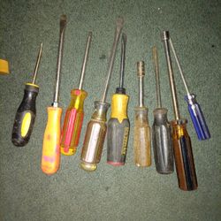 9 SCREWDRIVERS 