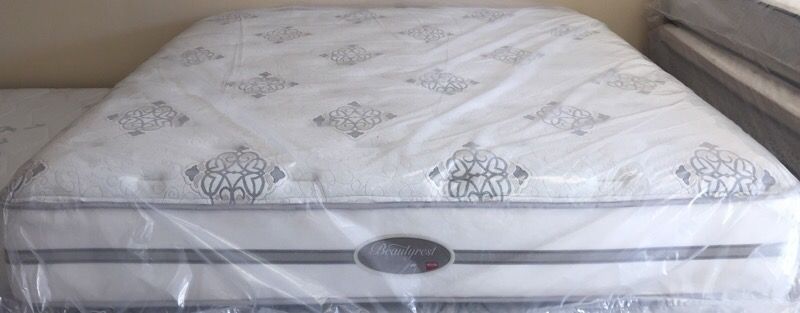 BRANDNEW KING SIZE SIMMONS BEAUTYREST SPA COLLECTION MATTRESS SET