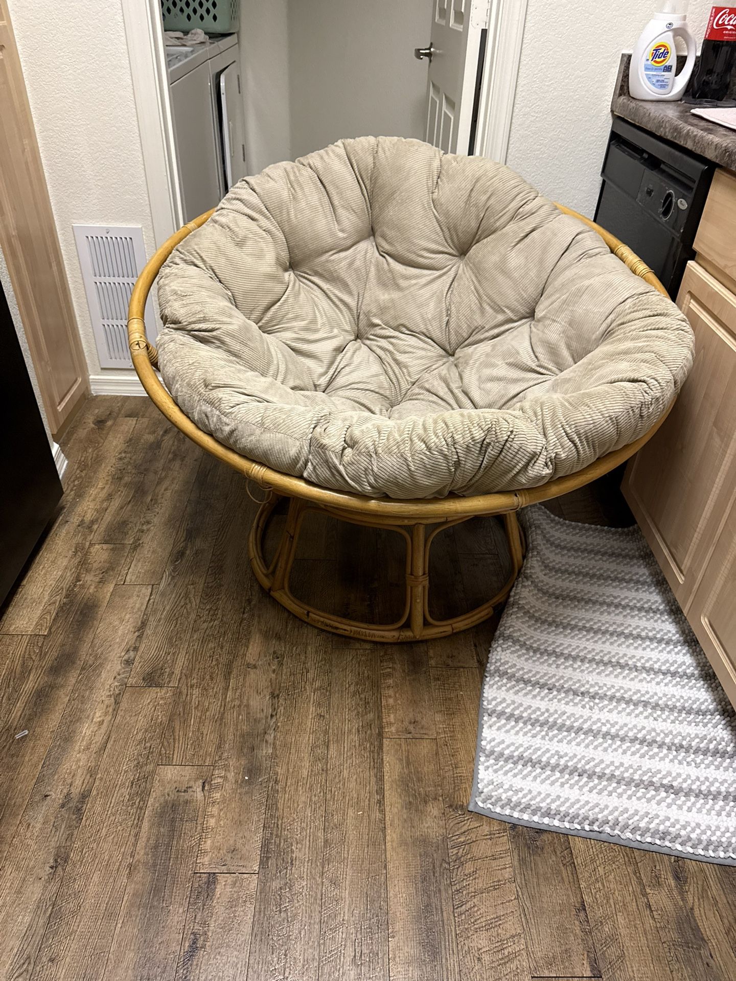 Couch/Papasan chair