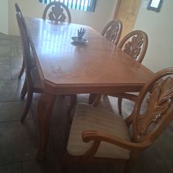Dinning Room Table And Chairs 