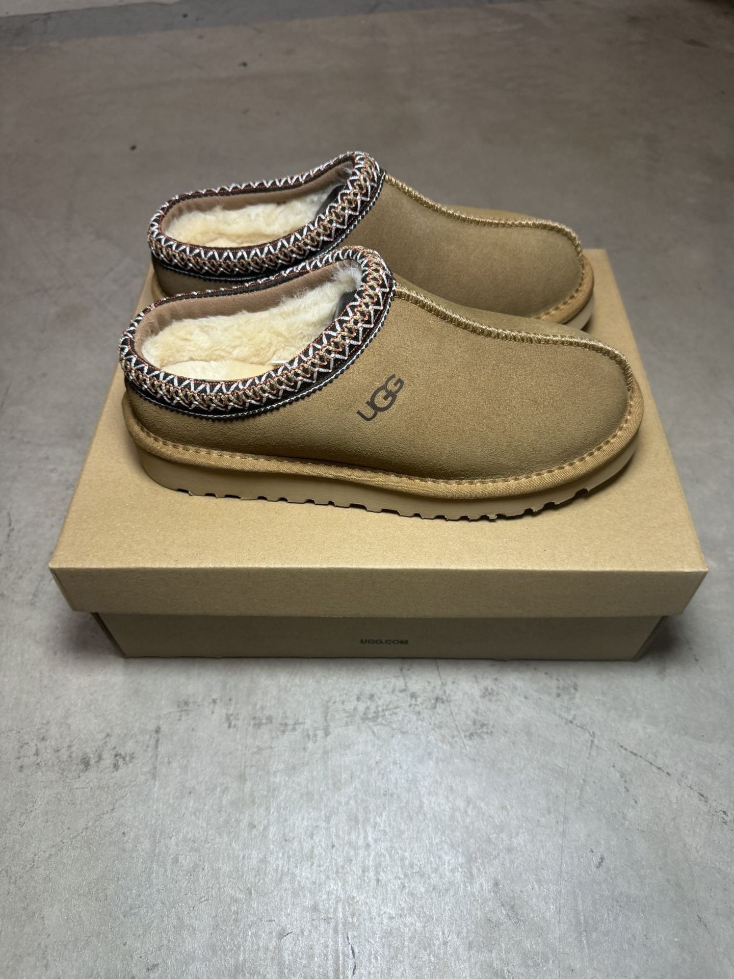 Brand New Size 7 Woman’s Uggs Che Color-way Classic Mini Uggs