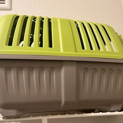 Hard case pet carrier