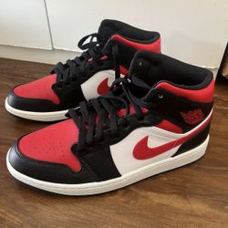 Jordan 1 Mid Banned Size 10.5 Brand New 2020