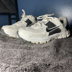 Black And White Nike Vomero 5