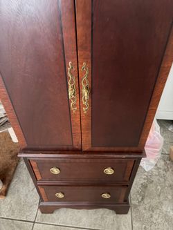 Jewelry cabinet