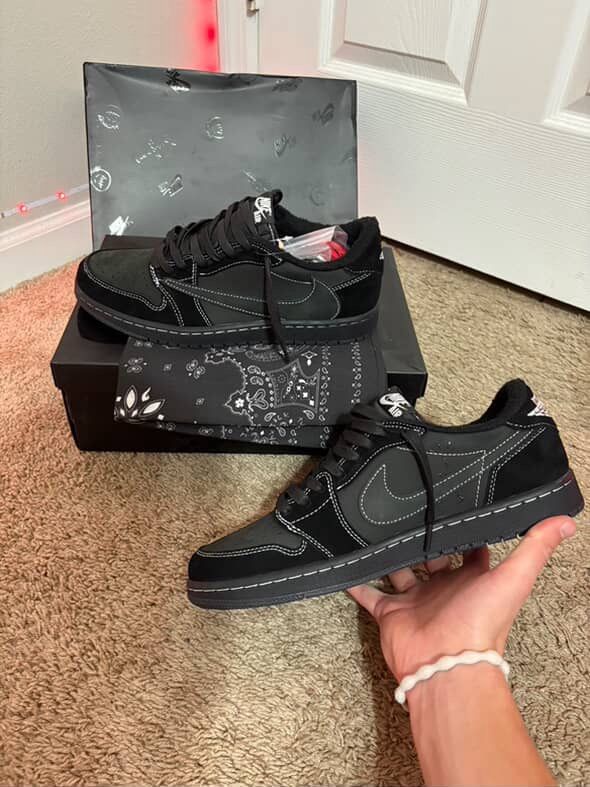 aj1 low travis scott phantoms