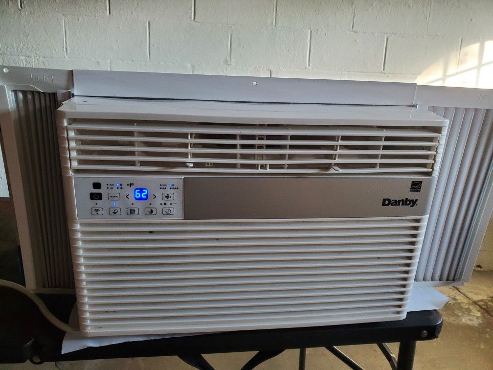 DANBY 8000 BTU A/C UNIT REMOTE CONTROL ENERGY STAR RATED CLEAN QUIET EFFICIENT UNIT CAN COOL A LARGER AREA