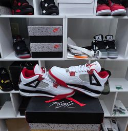 Jordan 4 retro in fire red size 9.5 Men