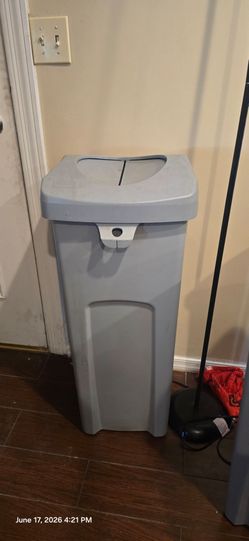 Rubbermaid trash can