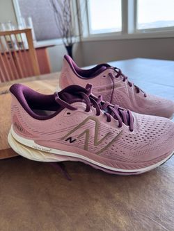 Women’s New Balance 860 Sneakers size 9.5
