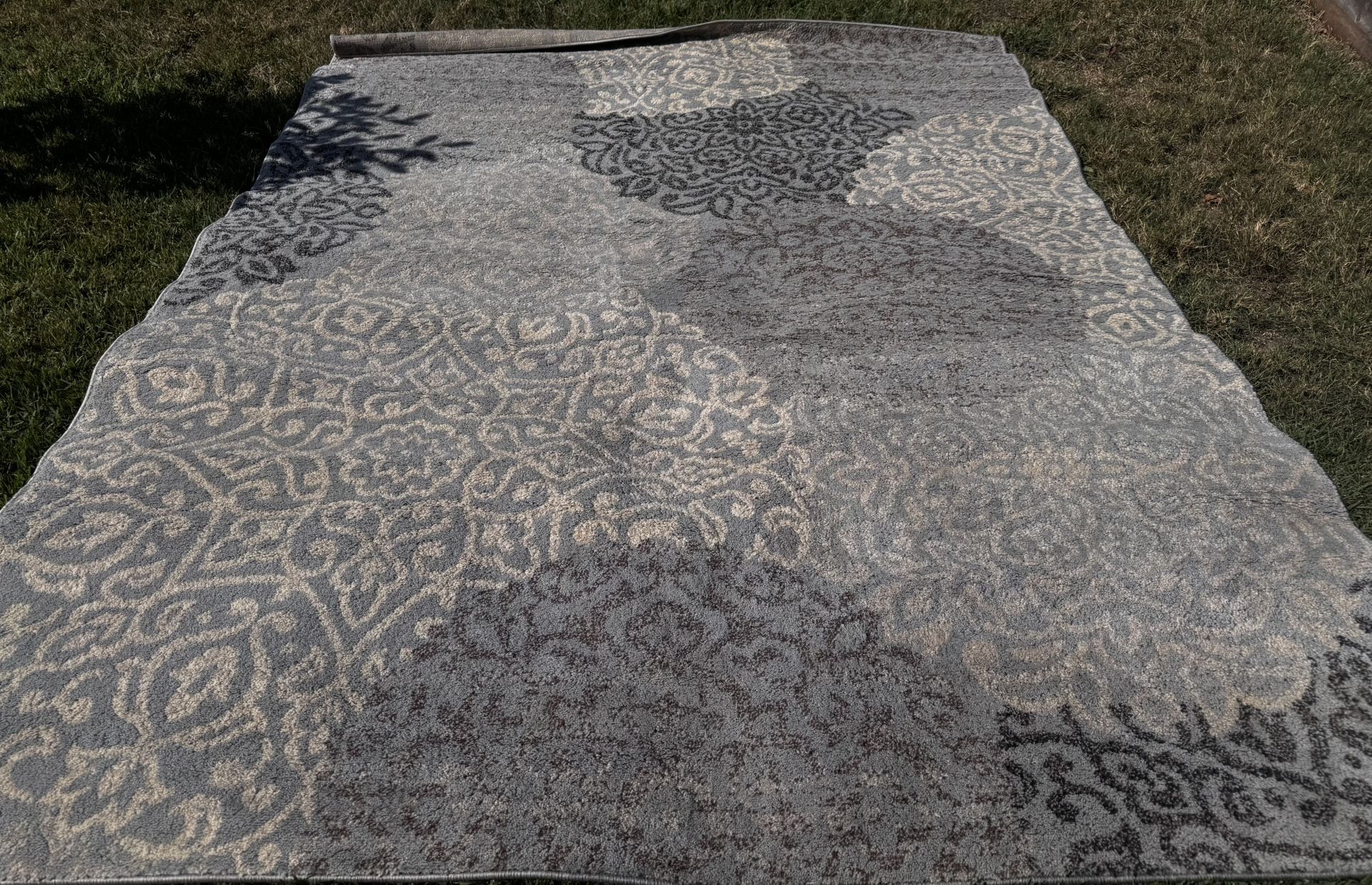 JC Penny Area Rug Grey Indoor outdoor new condition serious Pepole only please 🙏 ✨ JC Penney Area Rug – Grey (6x8 ft) ✨ 🛋️ Indoor/Outdoor use 🆕 Lik