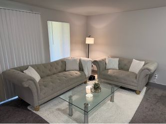 Beautiful Chesterfield tSofa & Loveseat Set – Excellent Condition