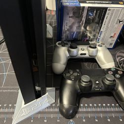 PS4 Slim 1TB+2 Controllers + 7 Games