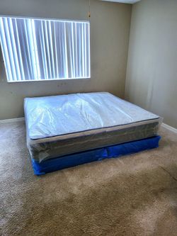 NEW KING-SIZE PILLOW TOP MATTRESS AND BOX SPRING 🆕️