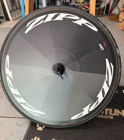 Zipp disc wheel with travel case.