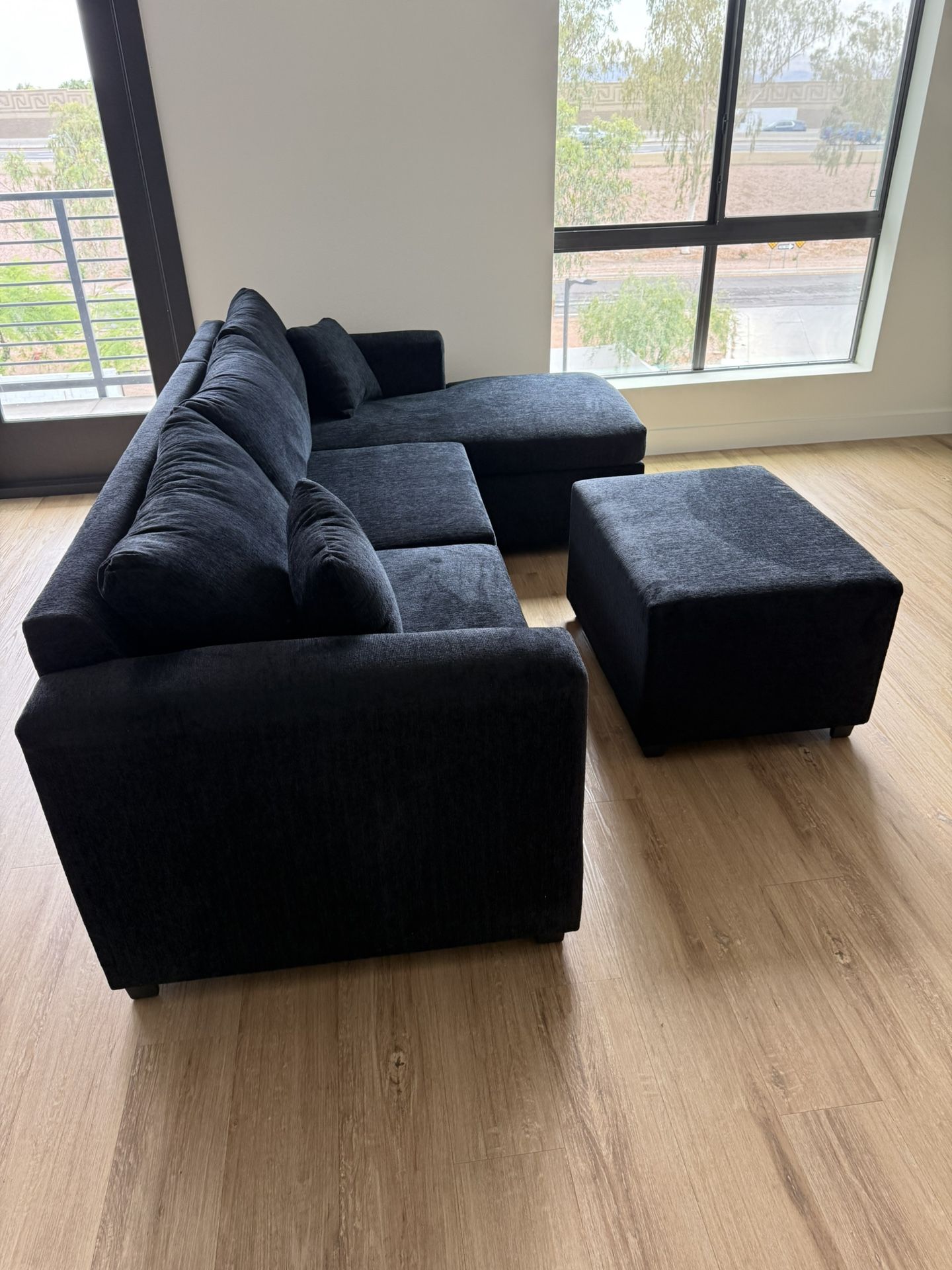 💥amazing Deal 💥 Brand New Black Sectionals With Ottoman