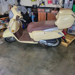 Vespa style scooter 50cc