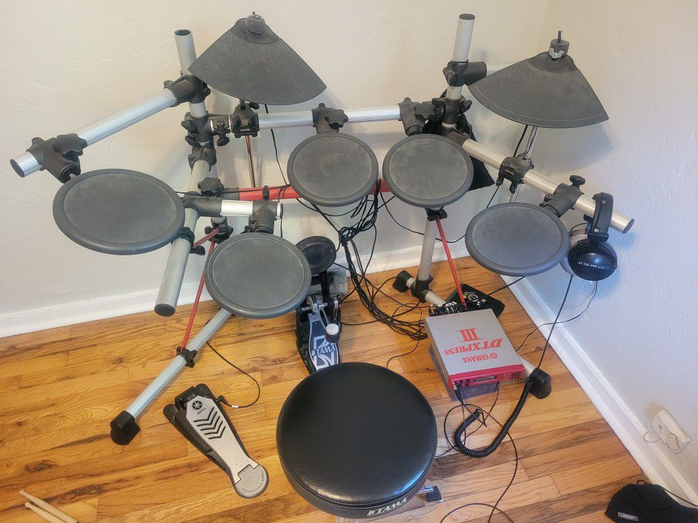 Electric Drum Kit. Yamaha DTXpress III