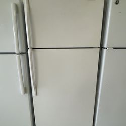 WHIRLPOOL TOP BOTTOM FRIDGE WHITE