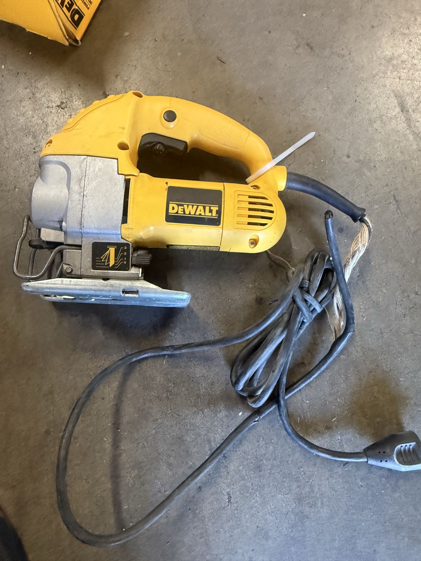 DEWALT 5.5 Amp Corded Variable Speed Jig Saw Kit with Bag