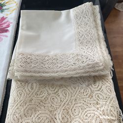 Beautiful Tablecloth With 8 Napkins 