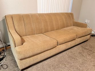 Super Comfortable 3-Seat Sofa – Clean, Smoke & Pet-Free!