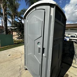 Portable Restroom / Baño Portable
