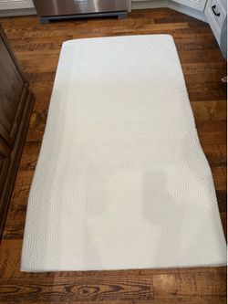 Dorm XL Twin Mattress Topper (like new) and bedding