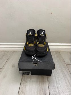 Jordan 4 Yellow thunder Size 9.5