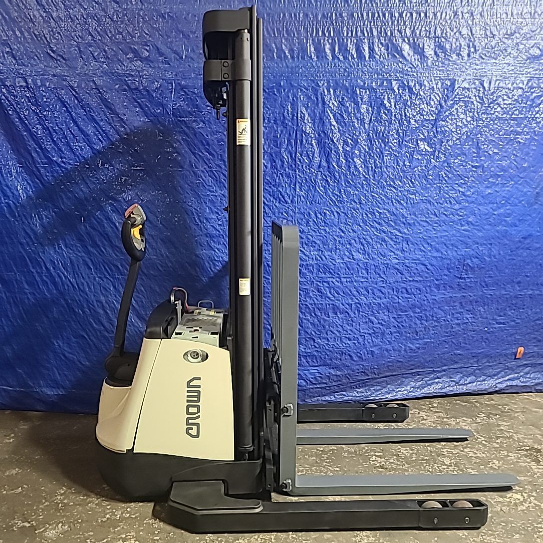 2018 Crown Electric Pallet Stacker SX3000-40 - 2
