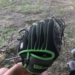 Youth Wilson Baseball Glove Size 9 1/2