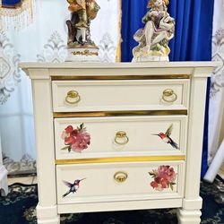 3 drawers dresser very beautiful excellent condition