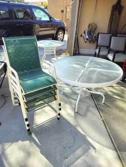 Outdoor Patio Set..Like New..48 Inches with 4 Chairs