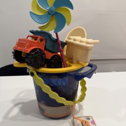 Brand new with tags 9-piece sand toy set 