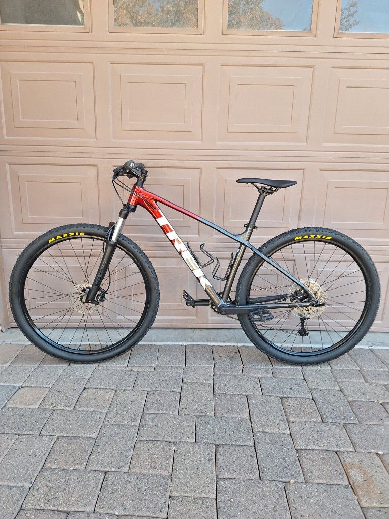 TREK MARLIN 6 MOUNTAIN BIKE 29 ER 1 X 10 SPEED( MEDIUM/ LARGE) CHECK MY OTHER BIKES